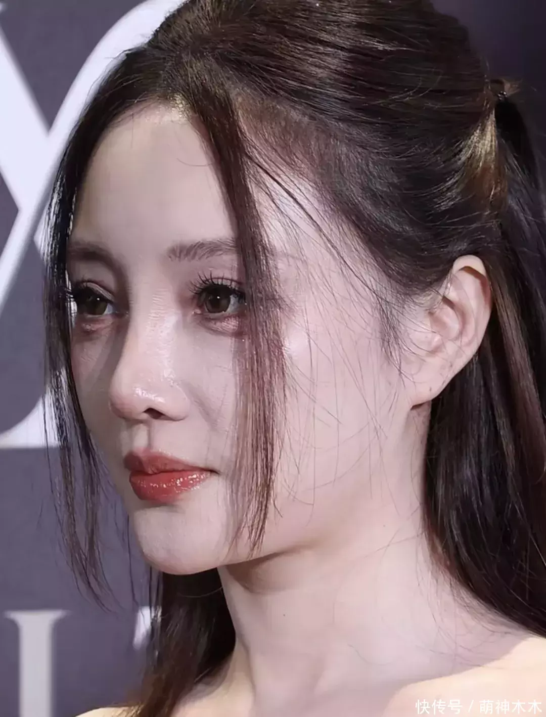 威力财 44岁李小璐参加公开活动！怼脸拍真实状态曝光，网友态度两极分化